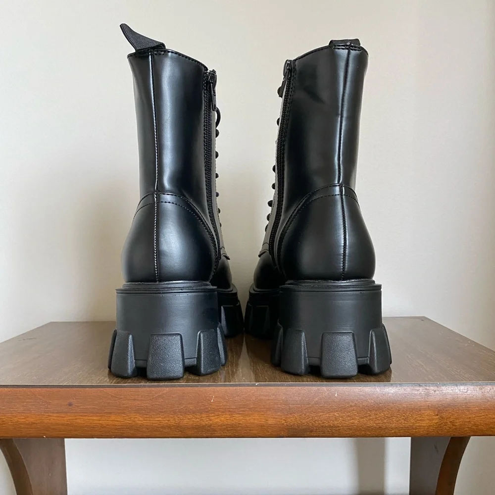 NWT ASOS black, platform, side zip boots. Size 6 - Picture 2 of 9